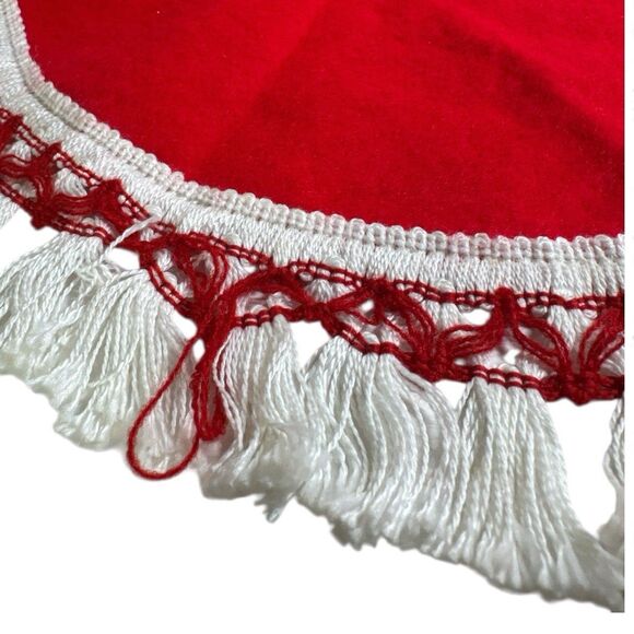 Vintage 70’s Red Felt Mini CHRISTMAS TREE Skirt White Fringe Macrame 18” - Picture 2 of 4